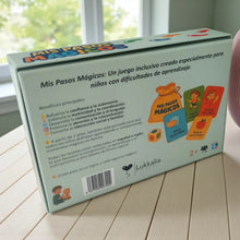 Parte trasera de la caja del juego Mis Pasos Mágicos con explicación del funcionamiento, beneficios educativos y tipos de actividades para niños con necesidades especiales.