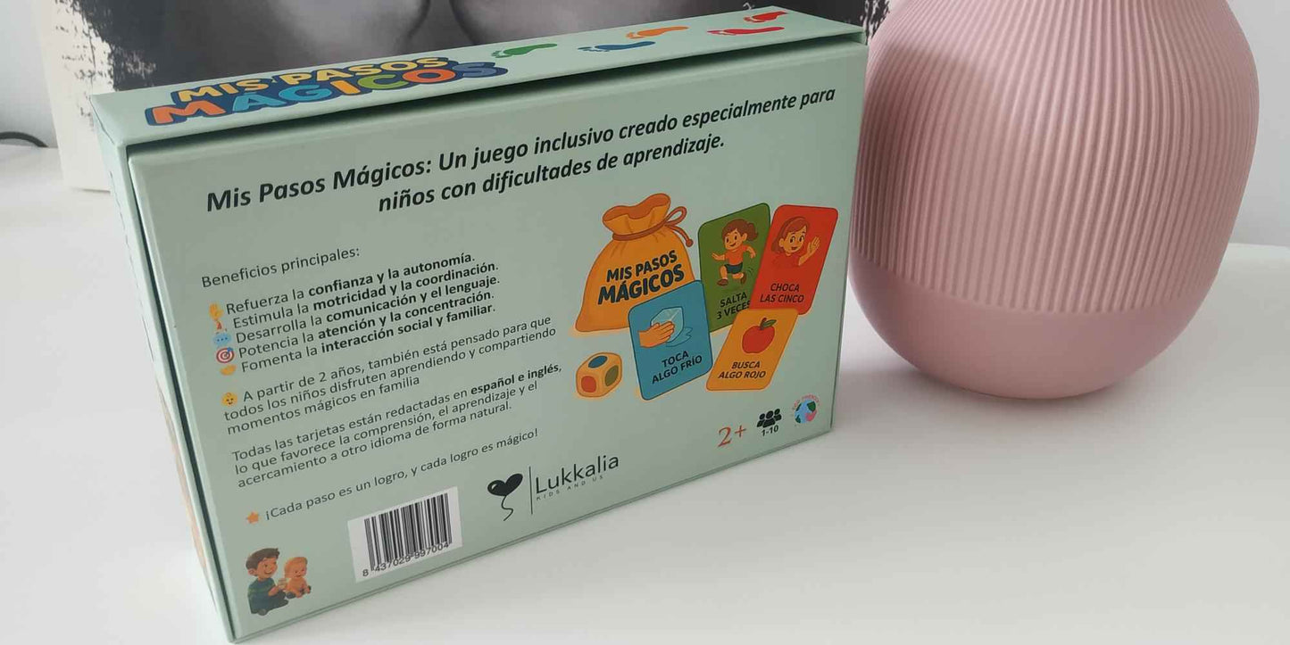 Parte trasera de la caja del juego “Mis Pasos Mágicos”, con descripción de beneficios y actividades educativas.