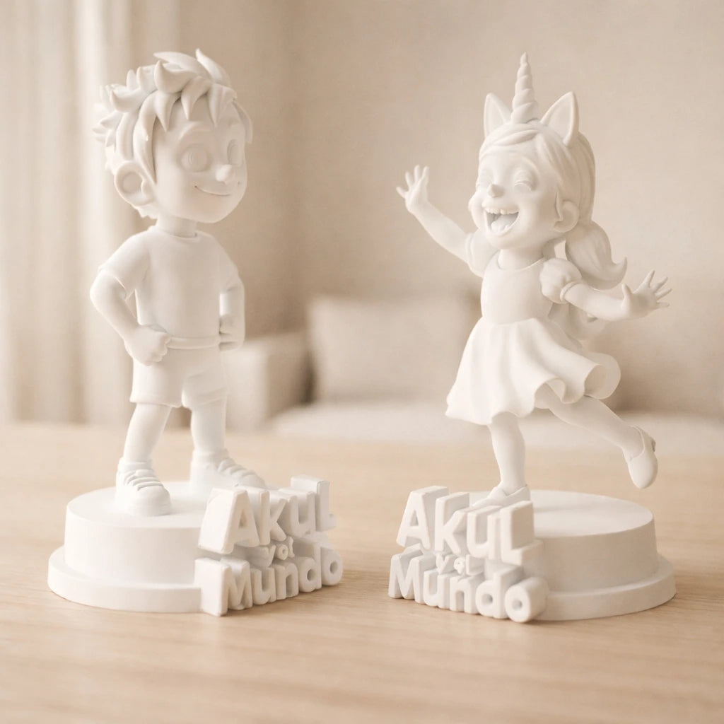 Pack de figuras 3D para pintar Akul y Michukis sobre mesa de madera en ambiente cálido y minimalista